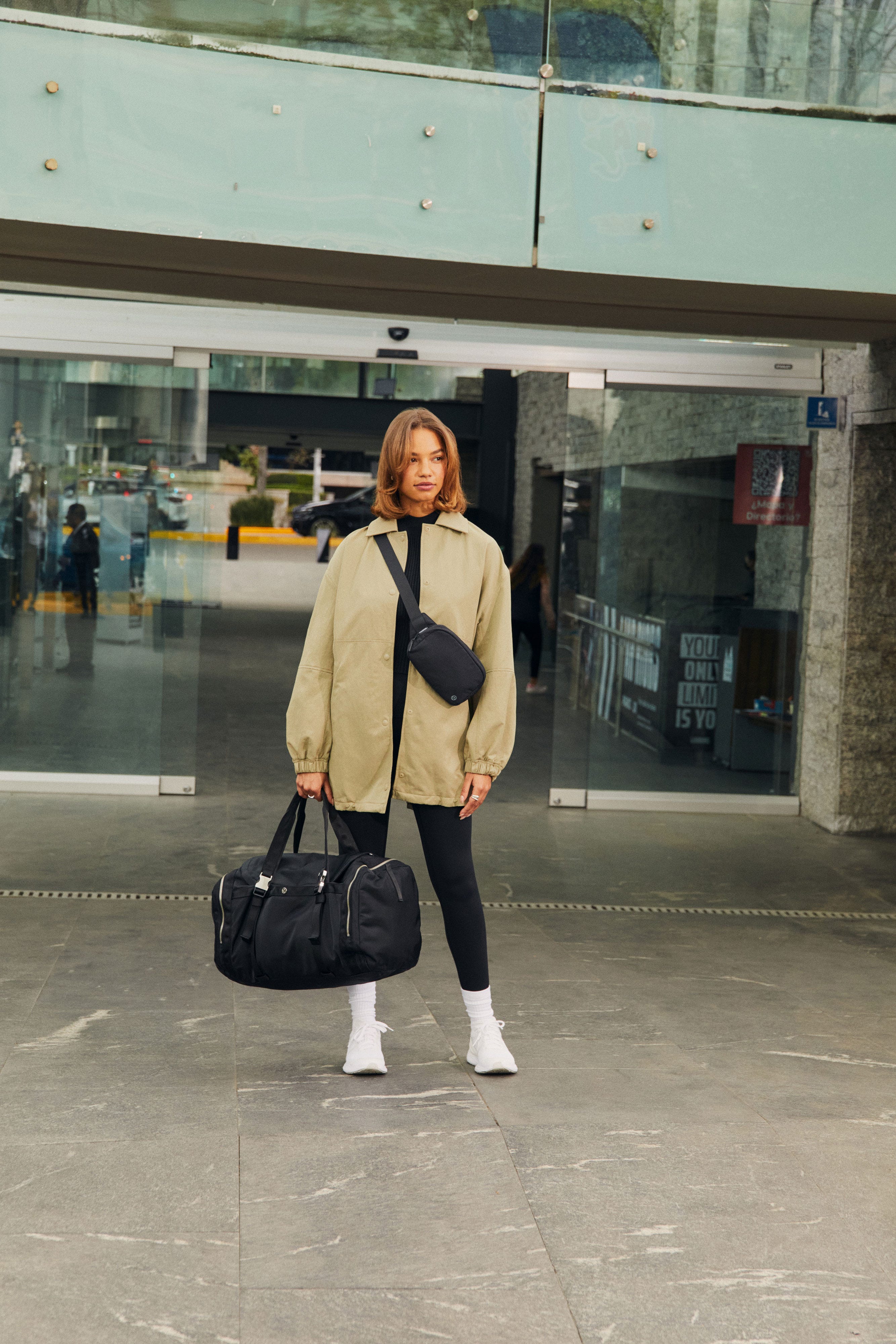 ルルレモン」の黒ベルトバッグ”Everywhere”：おすすめコーデと使い勝手