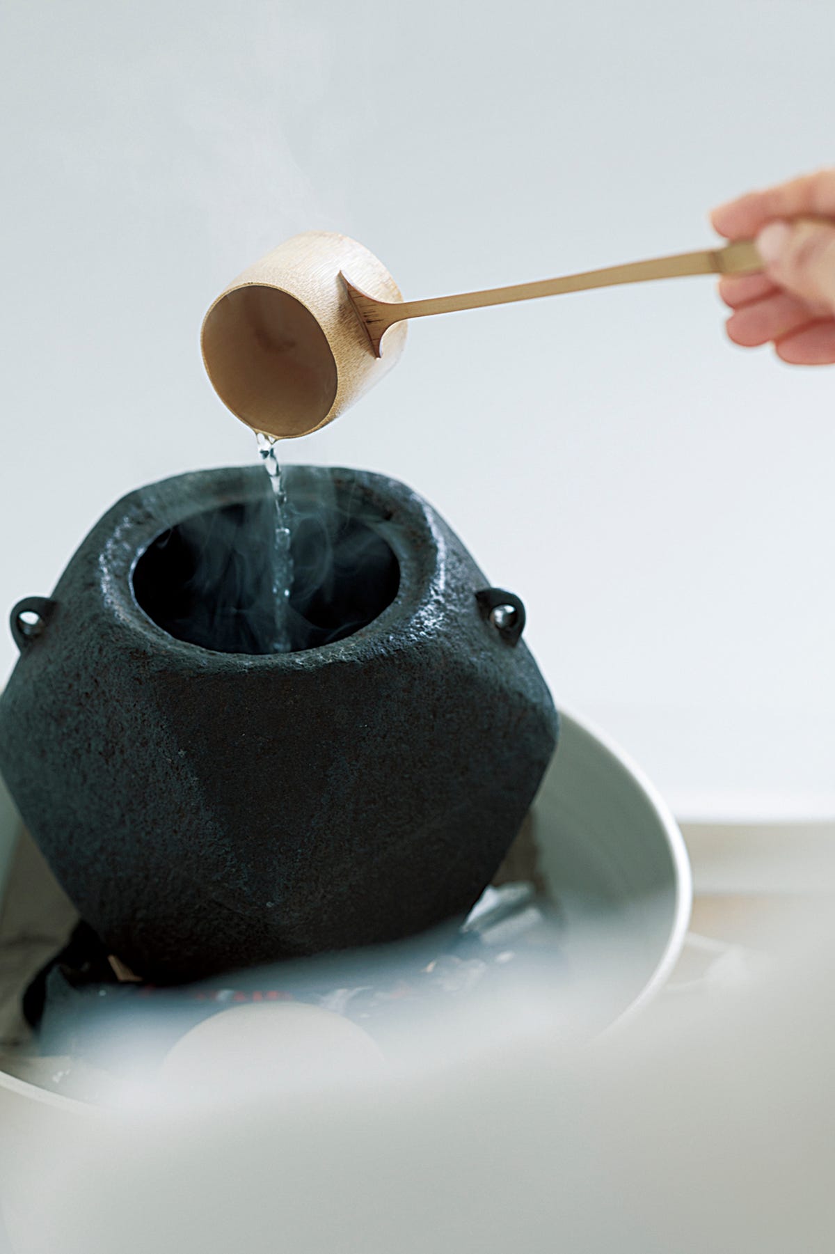 現代美術家・森万里子がもてなす純白の茶事