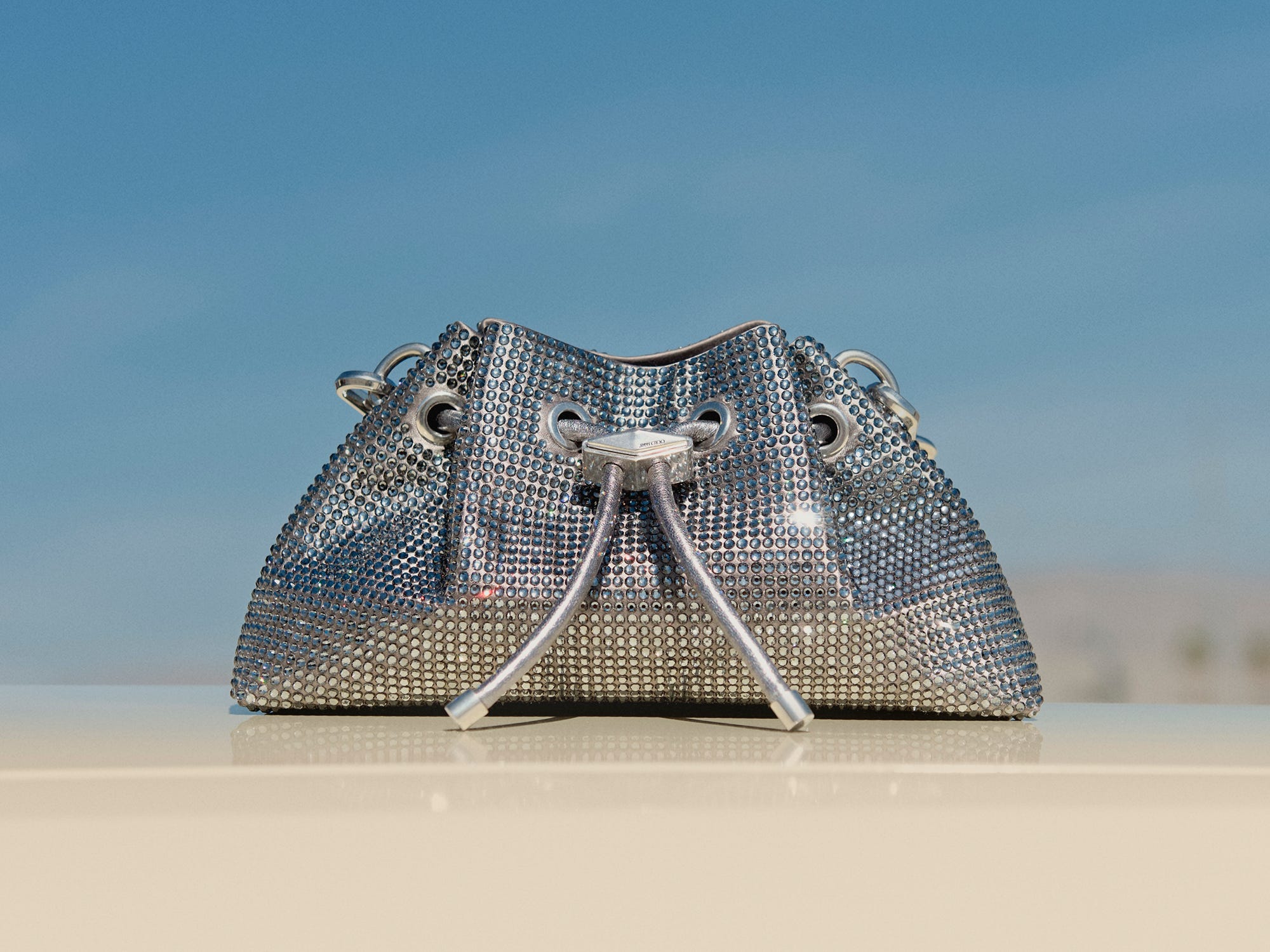 ジミー チュウ」が新アイコンバッグ“シンチ”を発売｜ファッション