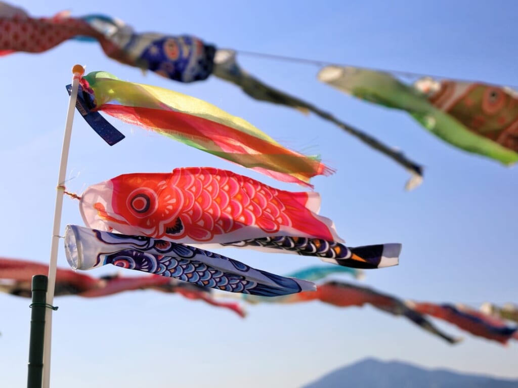 平塚市】大空を優雅に泳ぐたくさんの鯉のぼりは壮観「第18回 鈴川
