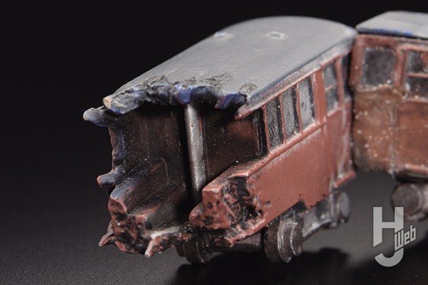 Gザウルスシリーズ」第一弾・ゴジラ（2023）が電車を咬んでいる“咬撃