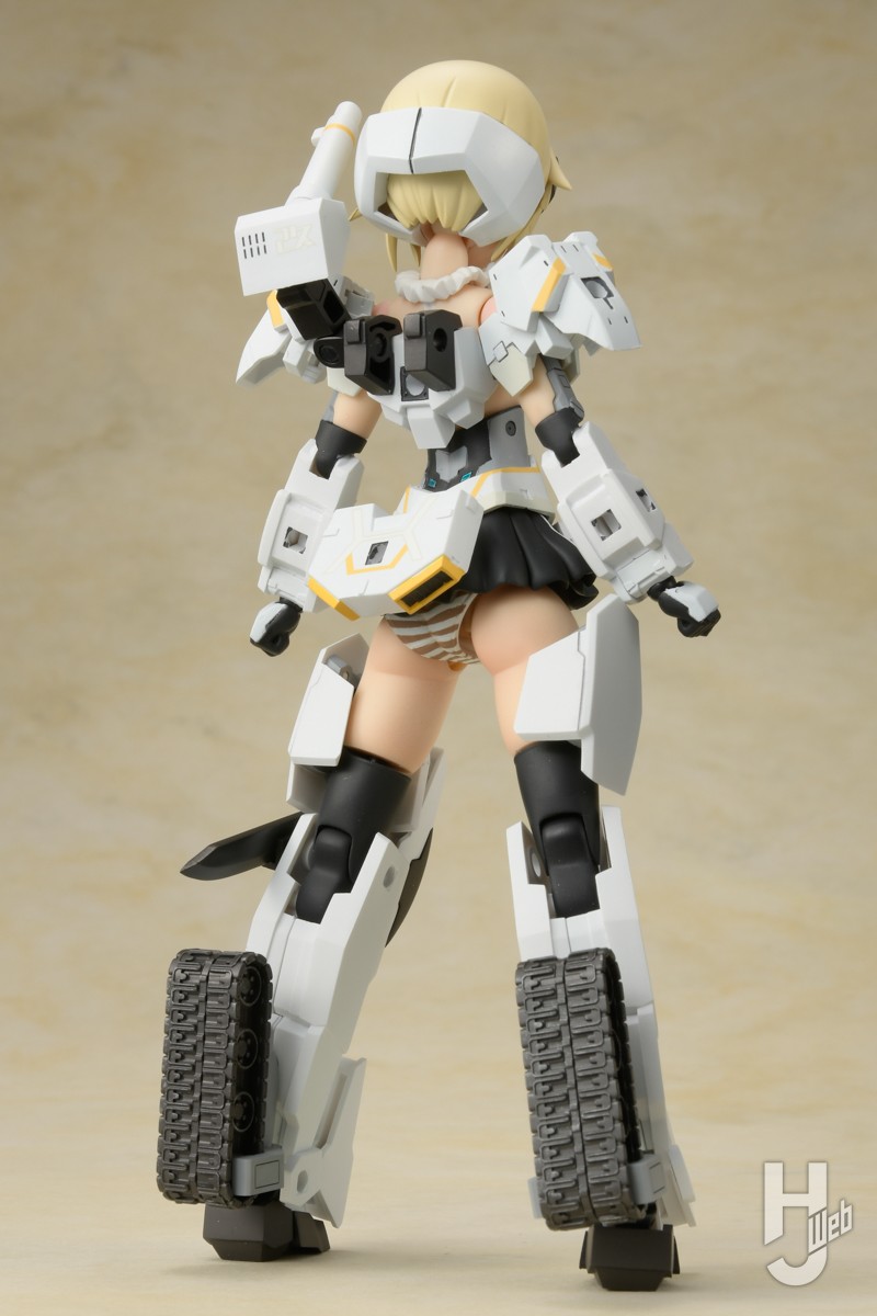 シリーズのアイコンガール「轟雷改」を改めてストレートに製作。初期に