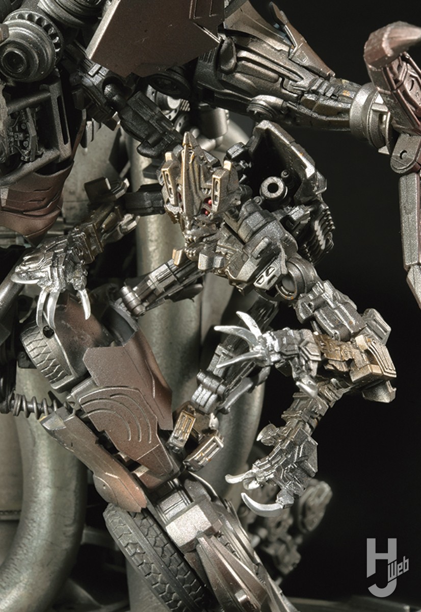 ファン必見！ ふたりのオプティマスVSスカージをディオラマで実現