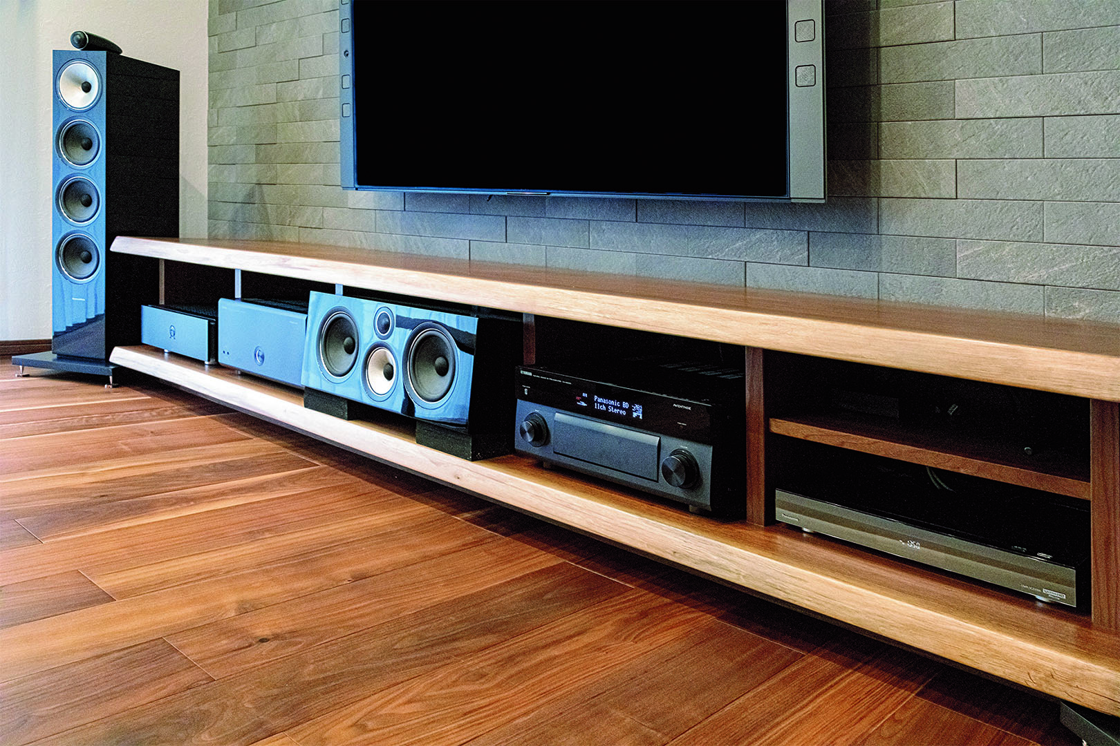 リビングシアターCASE43夢の“スピーカーに囲まれたリビング”を叶えた