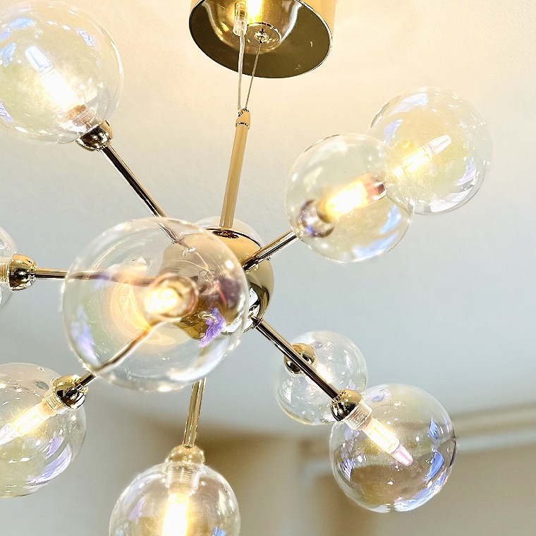 虹色に輝くオーロラのガラス球を使用したシャンデリア バブル