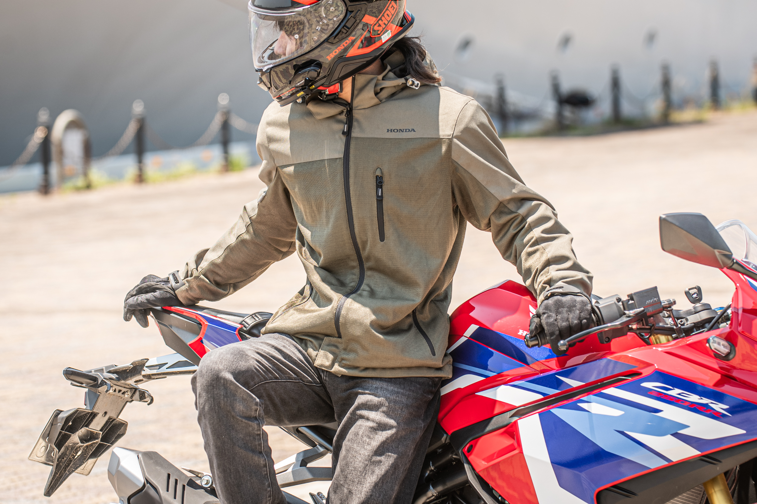 暑い夏でもバイクは『長袖のライディングウェア』を着る理由。安全性