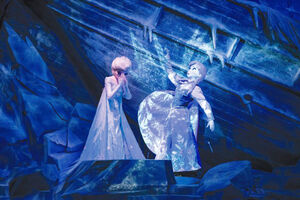 雪の女王エルサが凍ったアナを解かすシーンは見もの…TDS