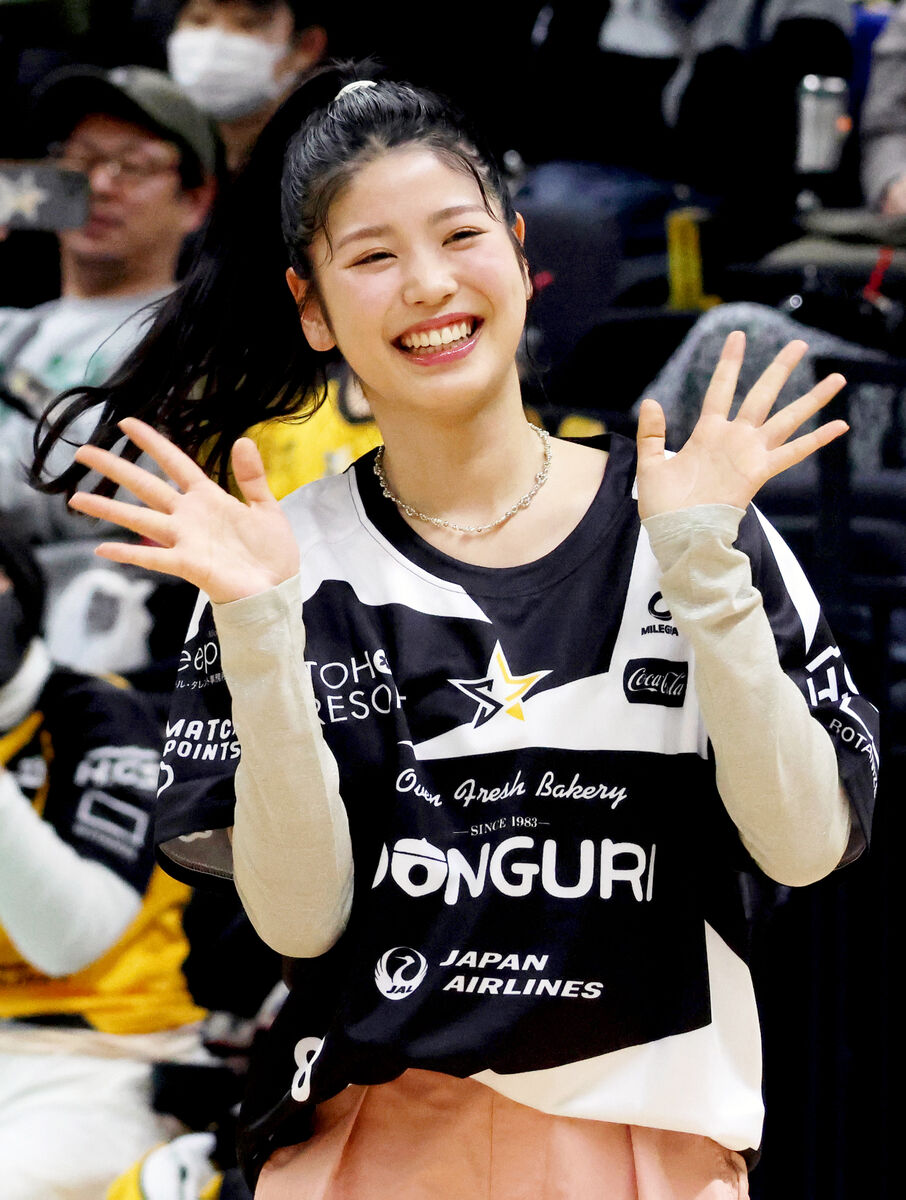 元ファイターズガール・滝谷美夢がバレーボールV2リーグの試合で始球