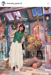 童顔ママさん」1児の母の人気アナ、爽やかノースリーブニット姿