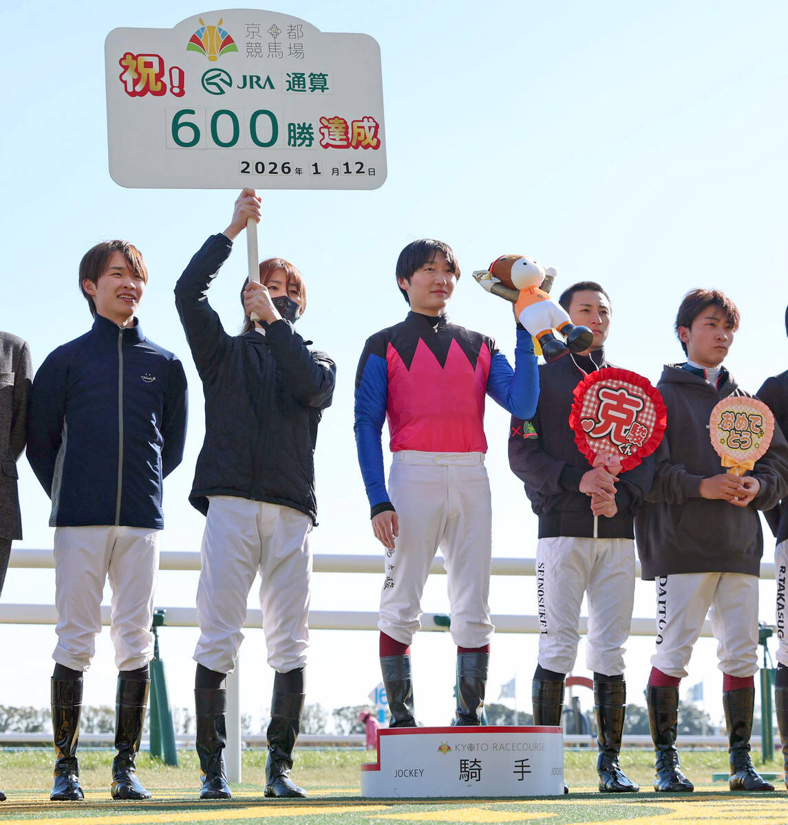 鮫島克駿騎手が京都6RでJRA通算600勝を達成「G1はまだ手が