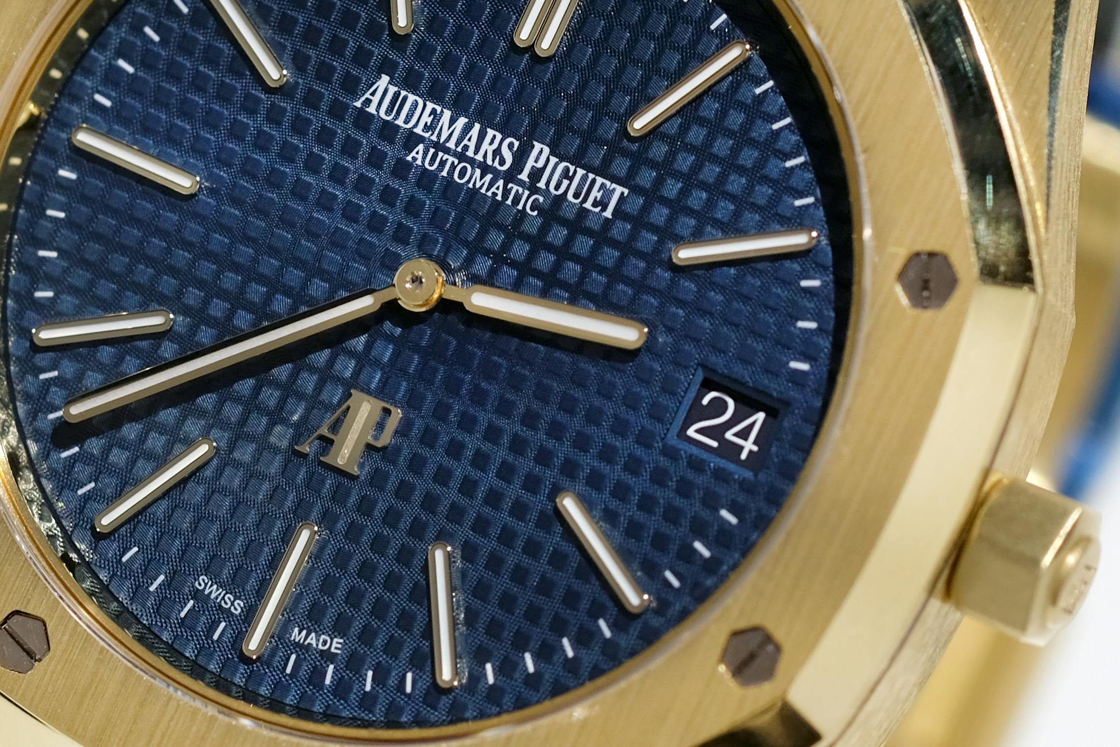 イエローゴールドケースにブルーの文字盤の妙技。オーデマ・ピゲ