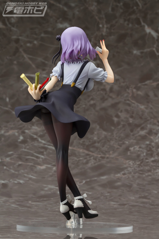 だがしかし』枝垂ほたるがお気に入りのお菓子とともに