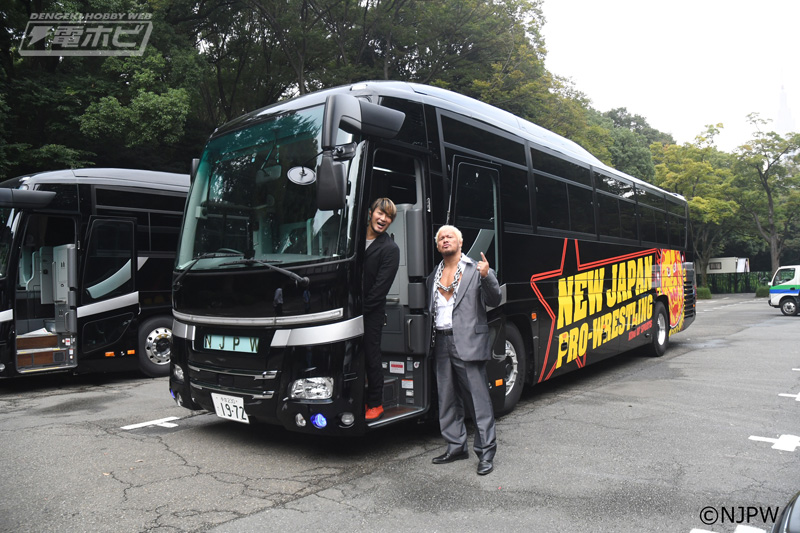 新日本プロレス旗揚げ45周年記念！選手バス2種がミニカーになって登場