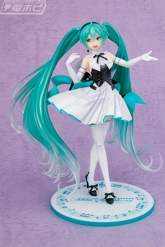 美しい歌を奏でる電子の妖精が目の前に！初音ミクがRella氏による