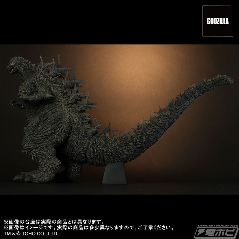 東京湾から品川を経て銀座へと侵攻する姿を全高約33センチで立体化