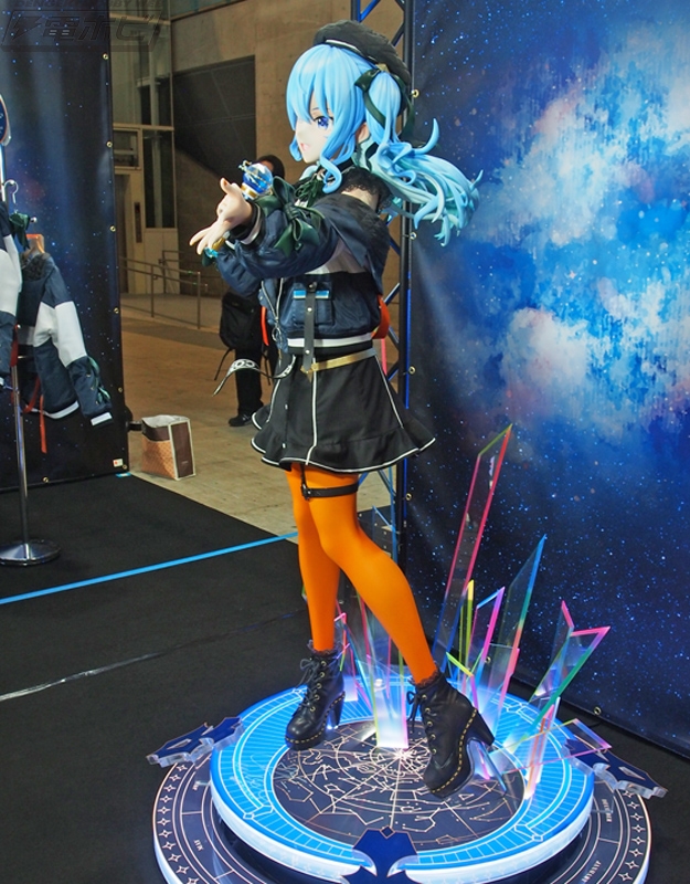デザインココブースでは「ホロライブ」星街すいせいさんの等身大