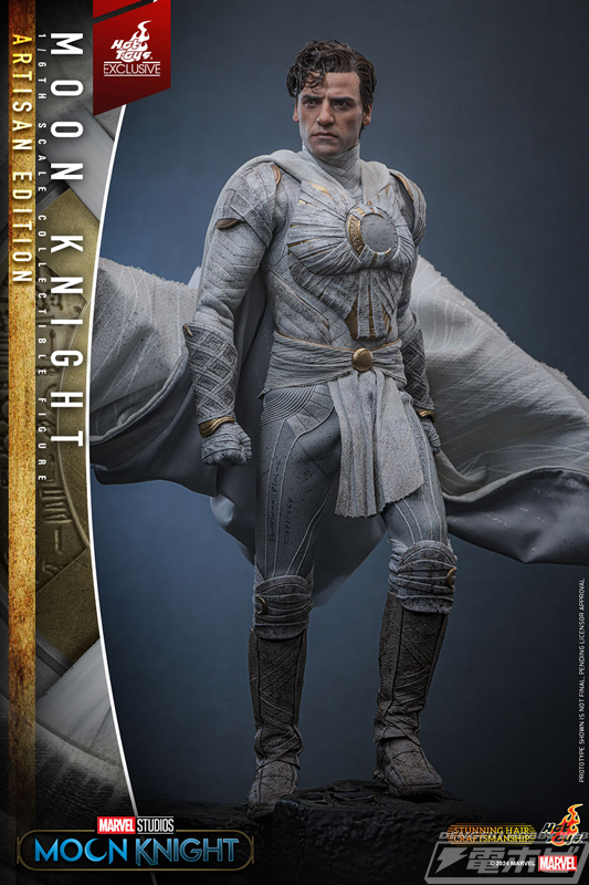 ドラマ『ムーンナイト』より、白いスーツとマントを纏った「ムーン