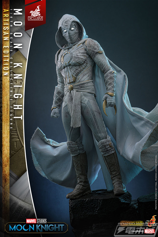 ドラマ『ムーンナイト』より、白いスーツとマントを纏った「ムーン