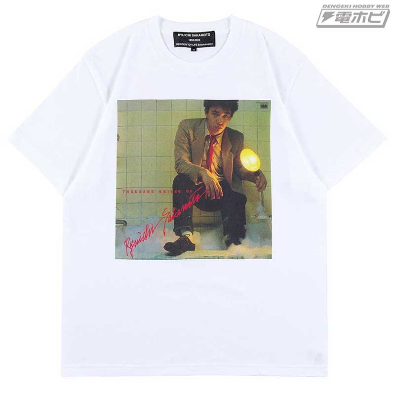 坂本龍一の作品群をフィーチャーしたTシャツ、トートバッグ、セーター