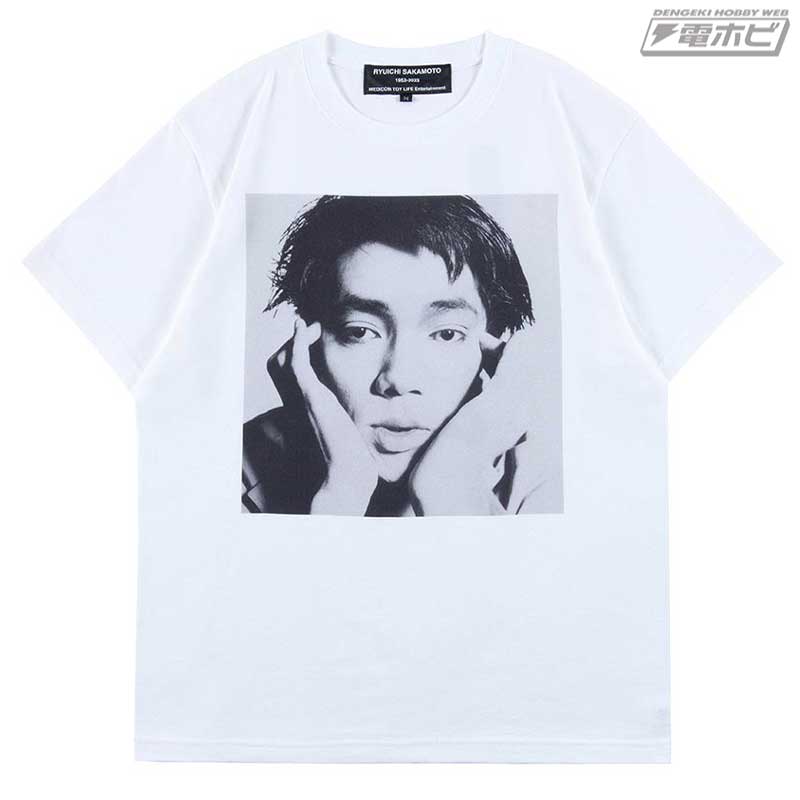 坂本龍一の作品群をフィーチャーしたTシャツ、トートバッグ、セーター