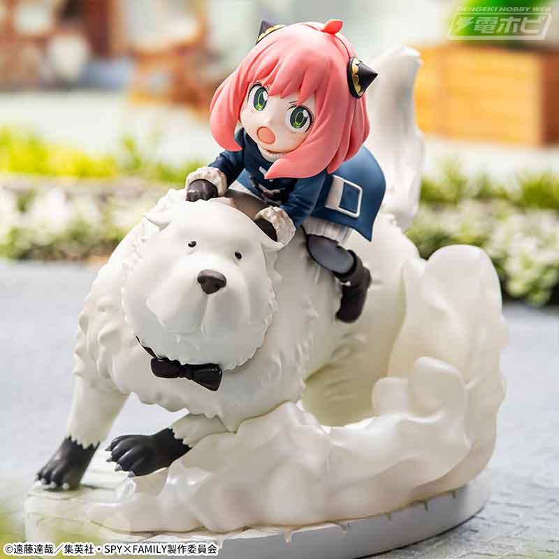 TVアニメ『SPY×FAMILY』から「ボンド」に乗った「アーニャ」の