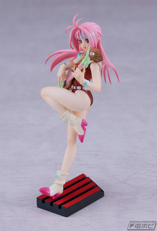 マクロス7』愛用のベースを手にしたミレーヌ・フレア・ジーナスが