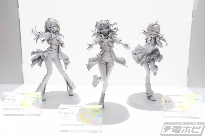 学マス』より「雨上がりのアイリス」衣装の花海咲季、月村手毬、藤田