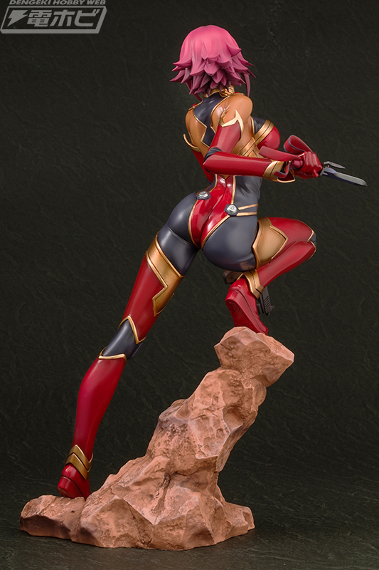 大胆に開いた胸元やメリハリのあるボディラインが刺激的！『コード