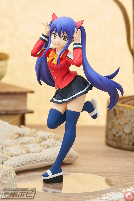 お馴染みの赤いブレザー＆ミニスカート姿で登場！『FAIRY TAIL