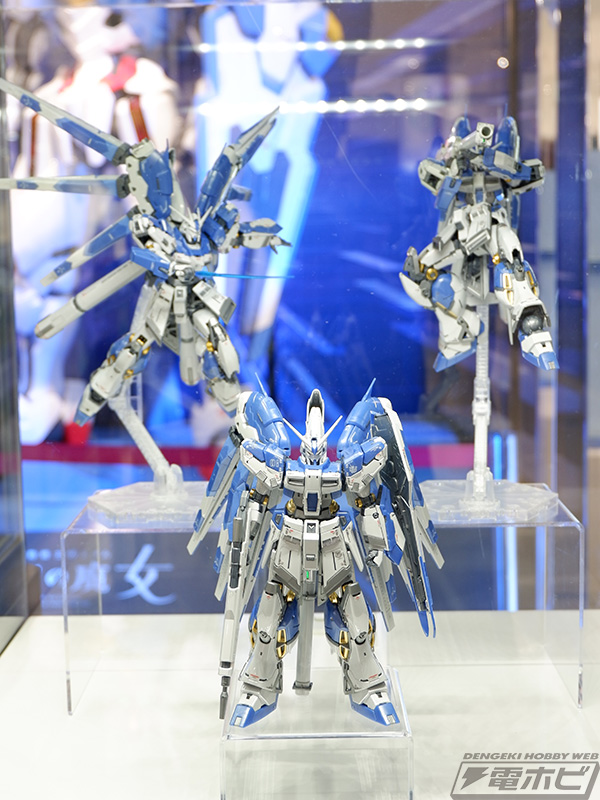 チタニウムフィニッシュの「RG Hi-νガンダム」と「MG ウイングガンダム