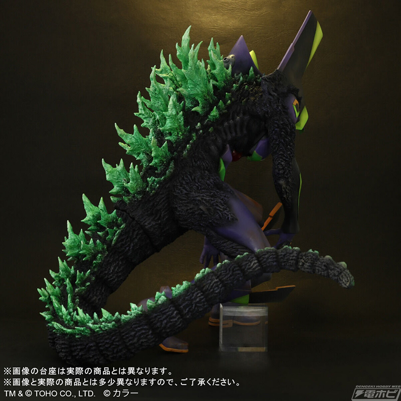 威嚇するようなポージングや大きな背びれなど見ごたえ抜群！「ゴジラ対