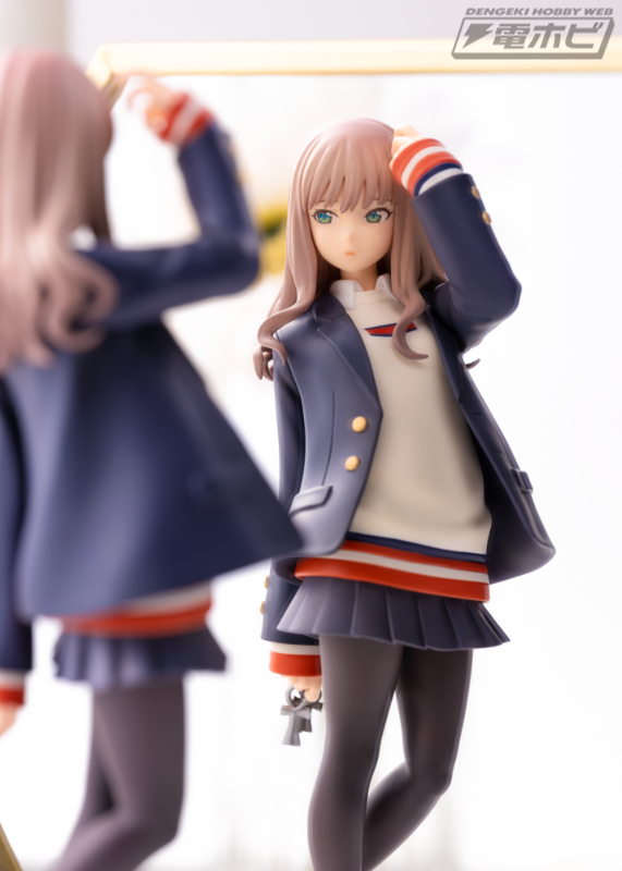 SSSS.DYNAZENON』南夢芽がPOP UP PARADEで再販！トレーナーを重ねた