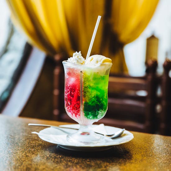 難波里奈さんおすすめ、2色のクリームソーダを求めてジュリアンへ