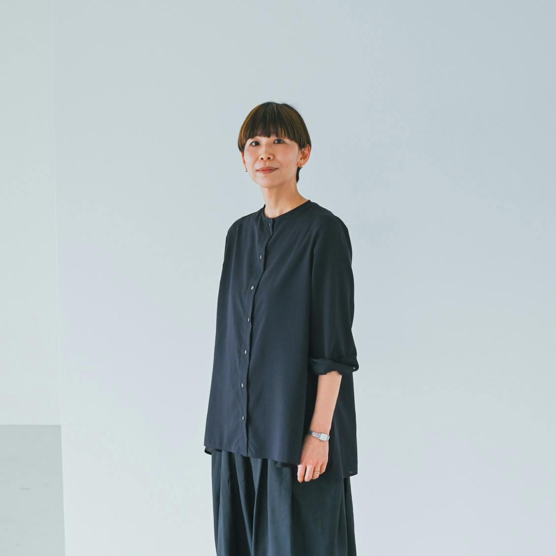 着用レビュー】とろみ素材のフレアブラウスを、スタッフ4名が着てみ