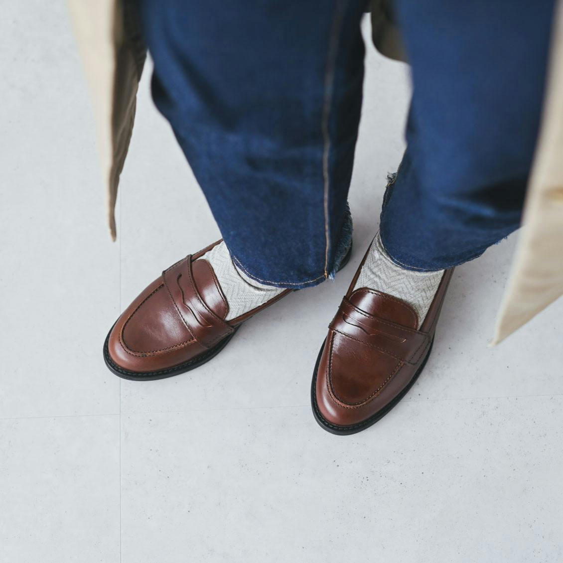 着用レビュー】6サイズ展開の「ENESS」のコインローファーを、スタッフ