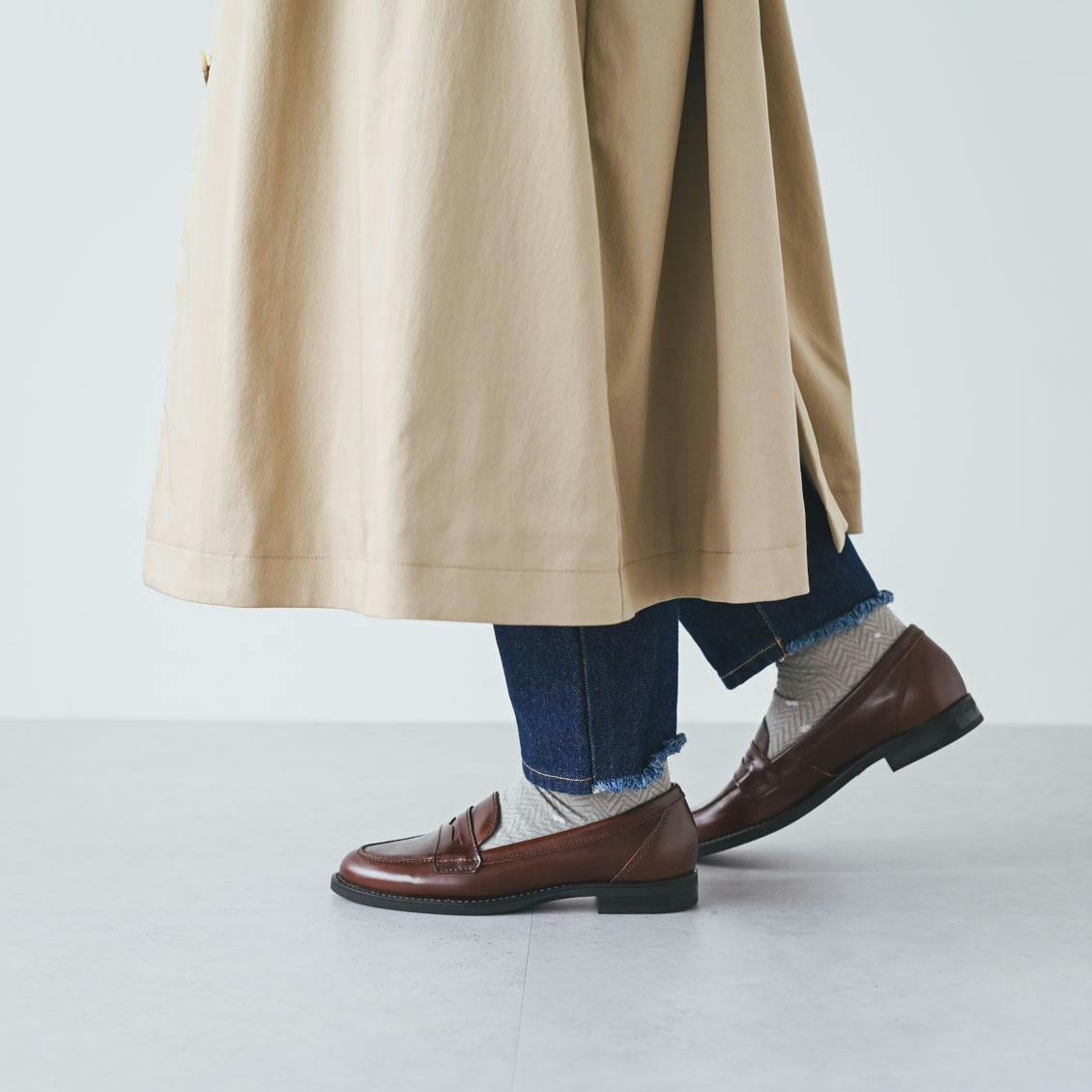 着用レビュー】6サイズ展開の「ENESS」のコインローファーを、スタッフ