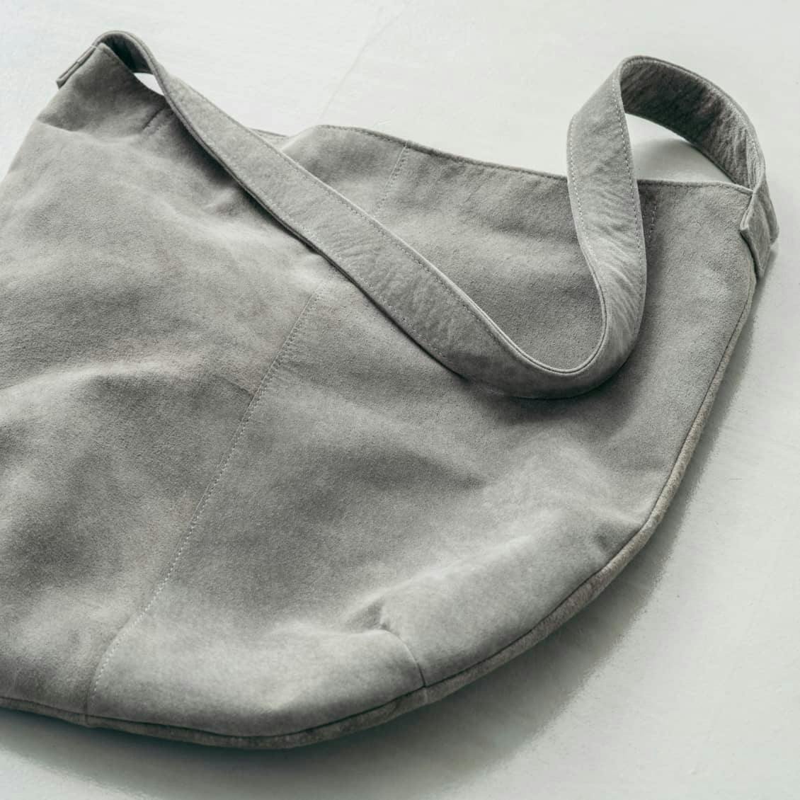 雨の日にもお気に入りを」撥水スエードの2WAYトートバッグ - 北欧