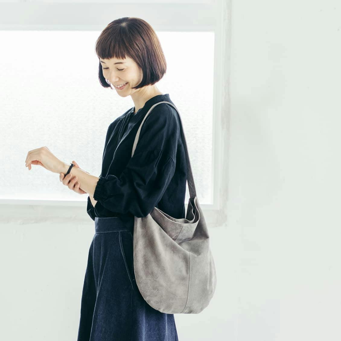 雨の日にもお気に入りを」撥水スエードの2WAYトートバッグ - 北欧