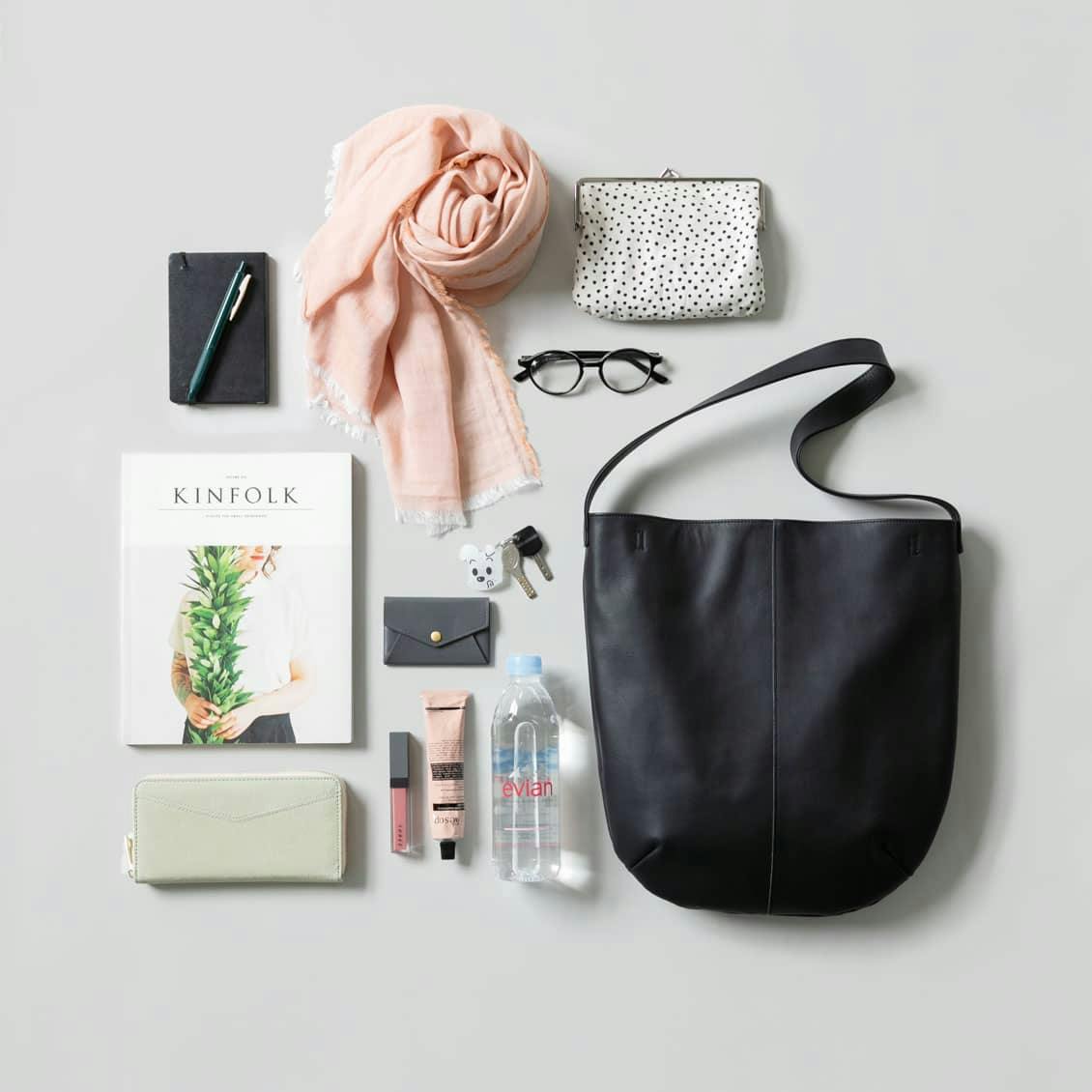 雨の日にもお気に入りを」撥水レザーの2WAYトートバッグ（ブラック