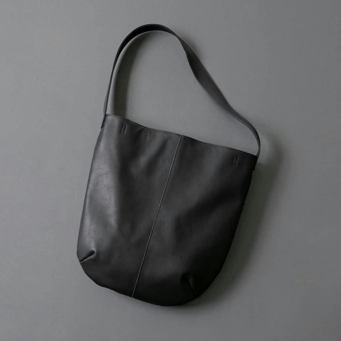 雨の日にもお気に入りを」撥水レザーの2WAYトートバッグ（ブラック