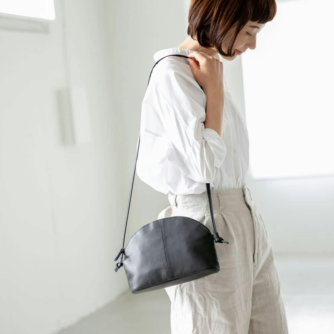 雨の日にもお気に入りを」撥水レザーのショルダーポーチ（ブラック