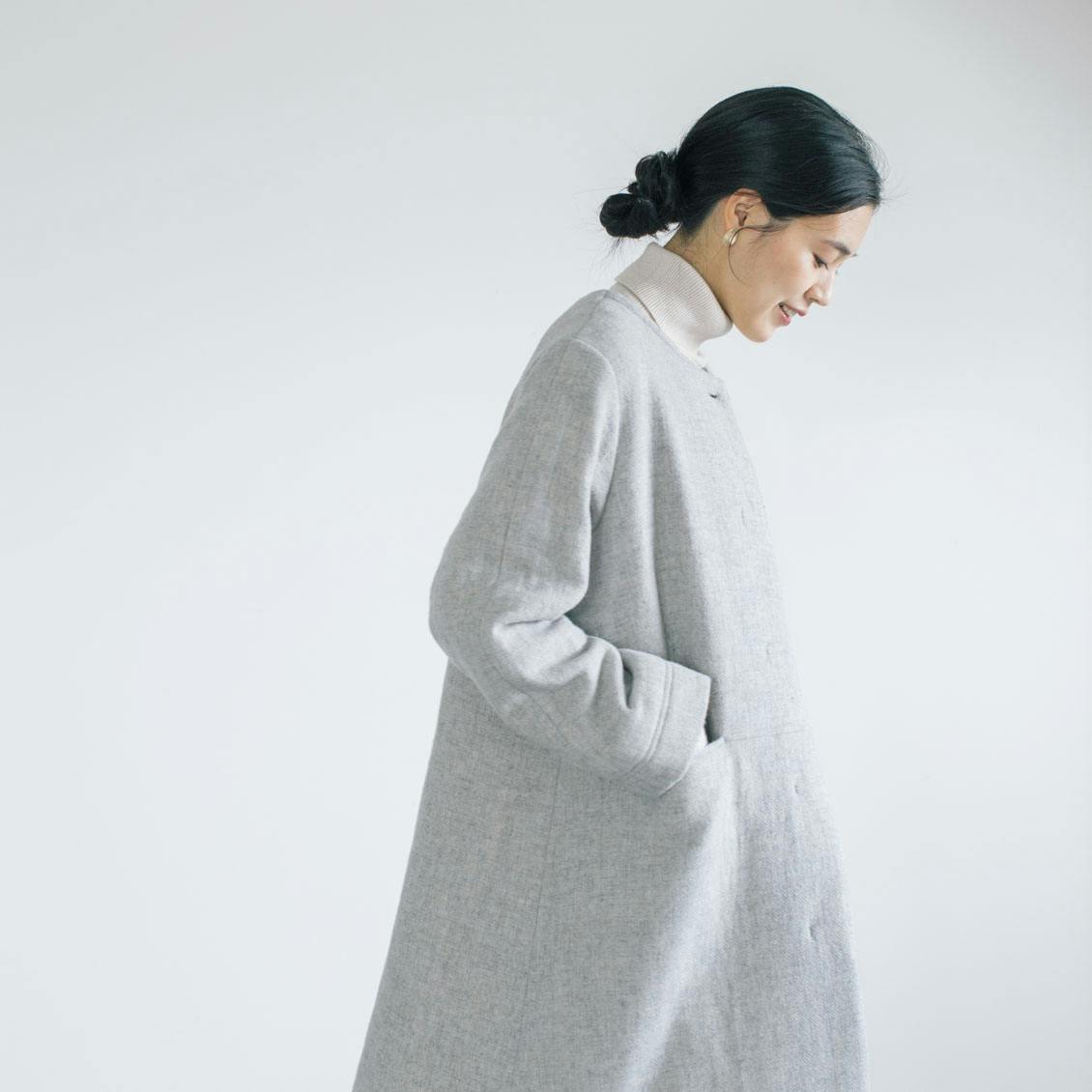 ふわりと寄り添うかろやかさ」柔らかシルエットのノーカラーコート