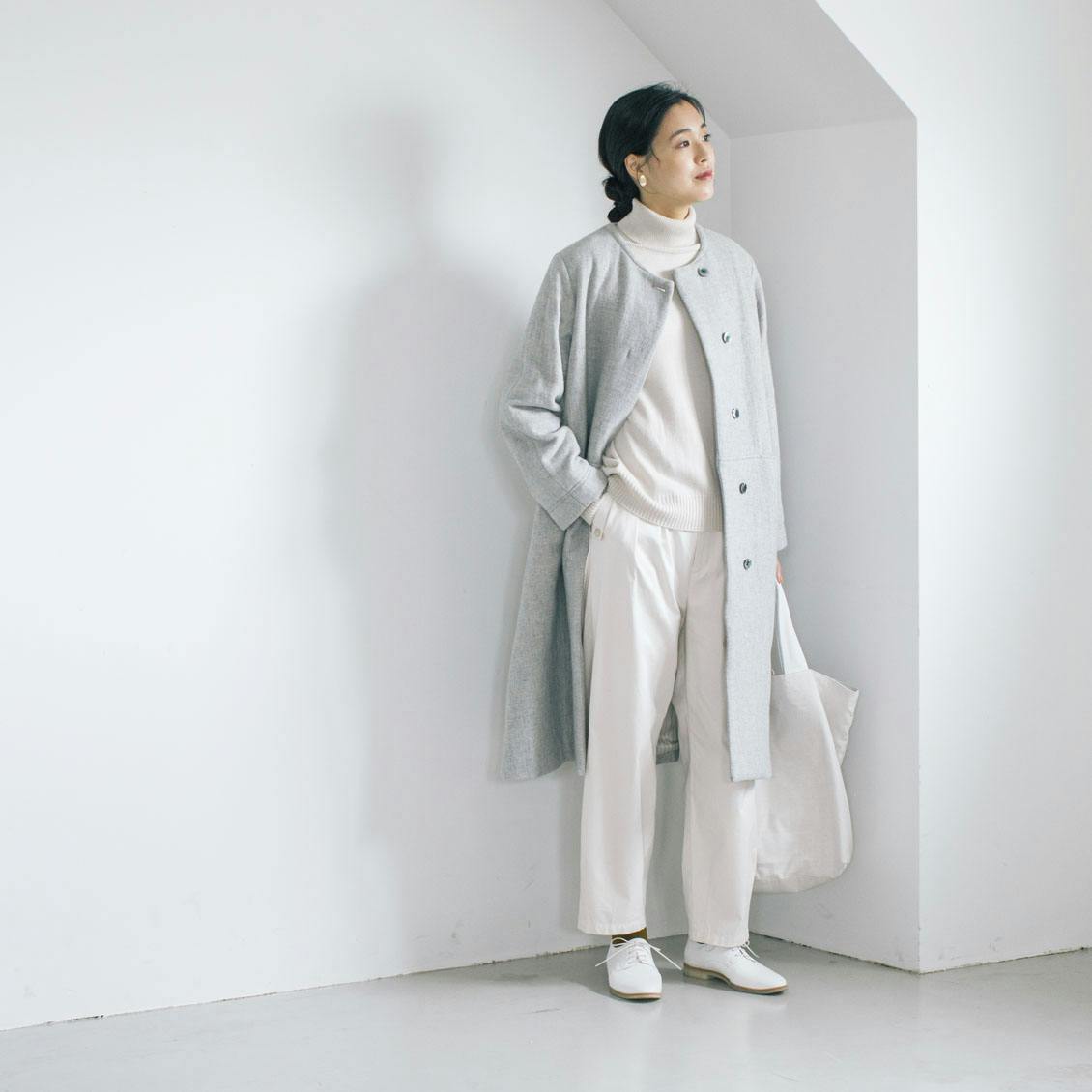 ふわりと寄り添うかろやかさ」柔らかシルエットのノーカラーコート