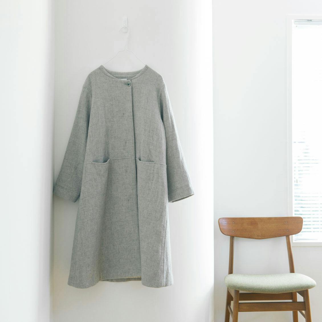 ふわりと寄り添うかろやかさ」柔らかシルエットのノーカラーコート