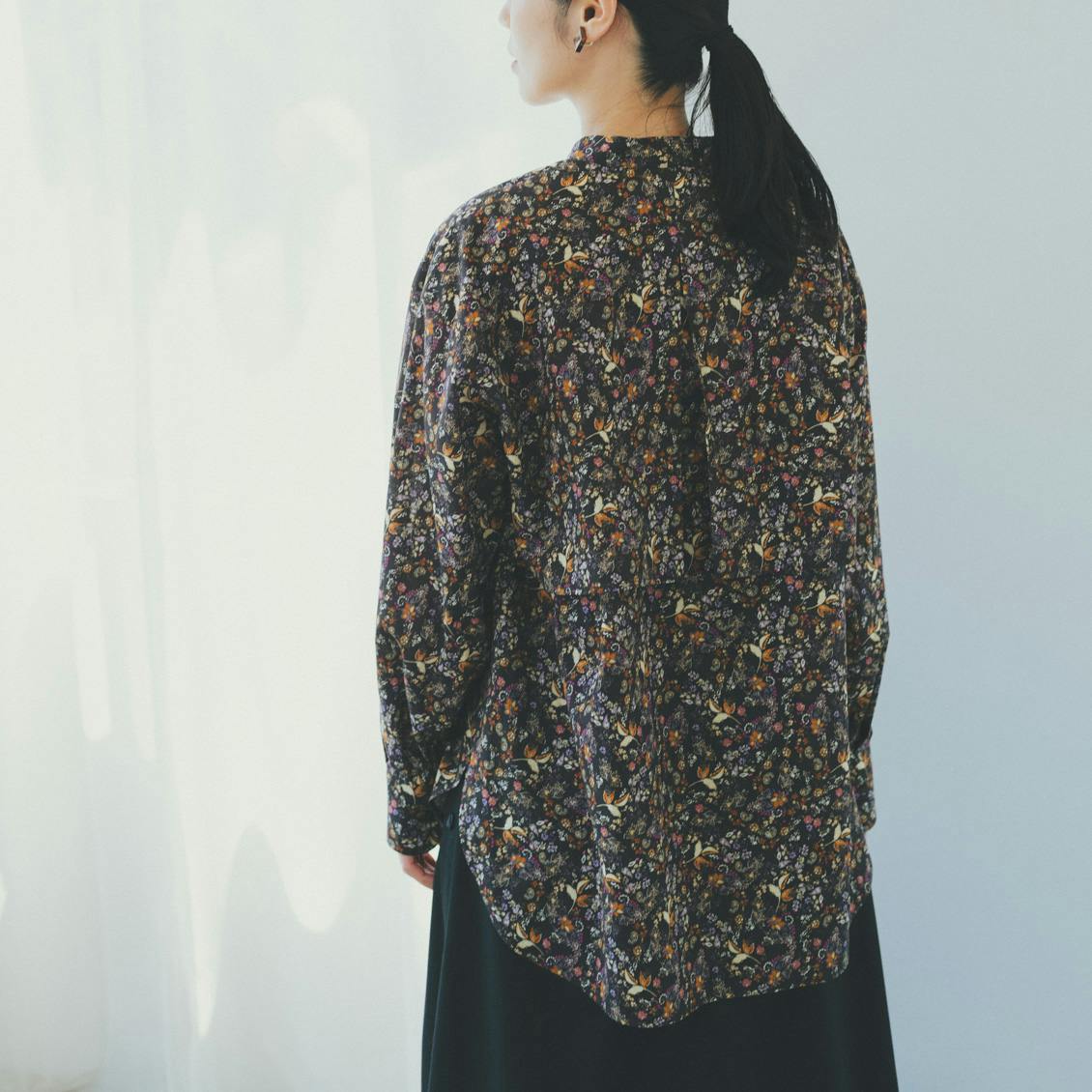 暮らしに、ときめき」大人のための柄ブラウス / ネイビー、ブラウン