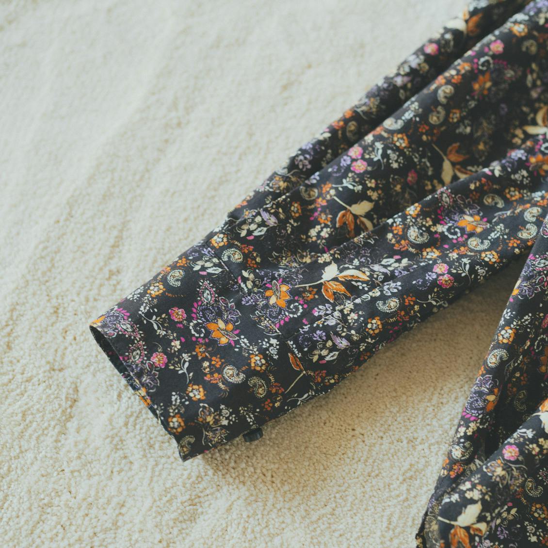 暮らしに、ときめき」大人のための柄ブラウス / ネイビー、ブラウン