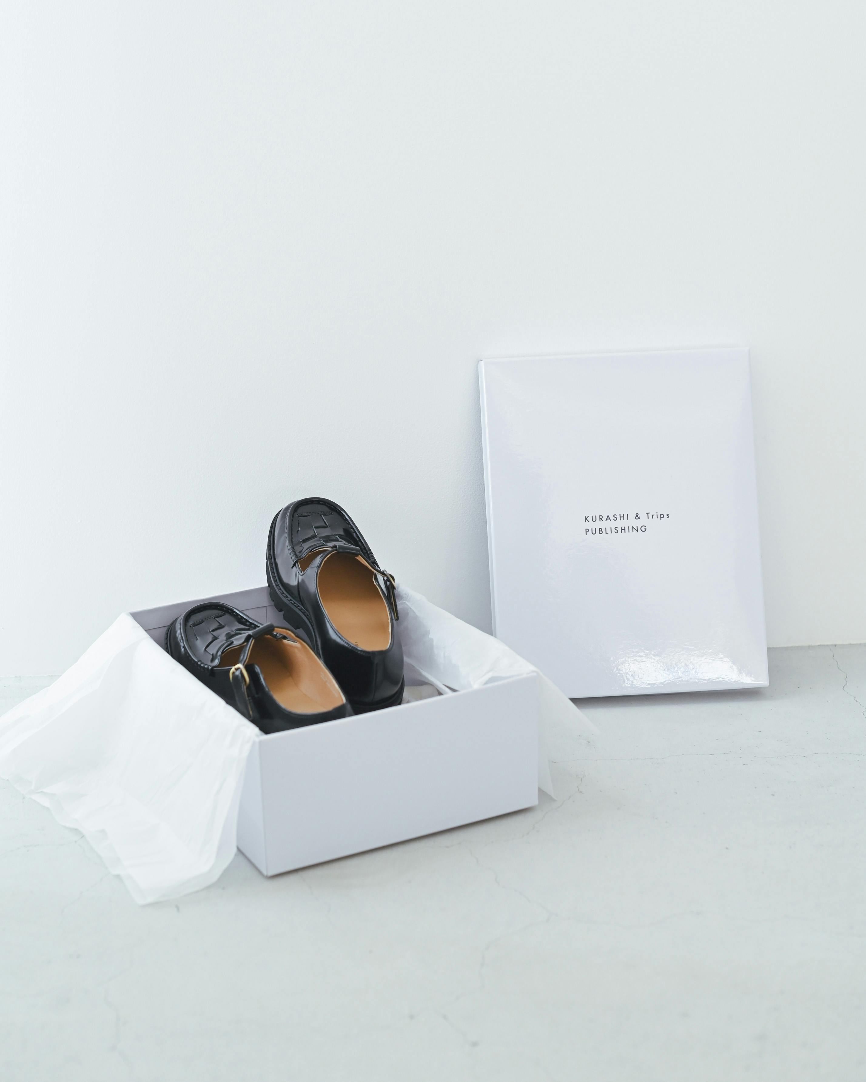 つま先踊る、大人の相棒」こだわりソールのTストラップシューズ / 牛革