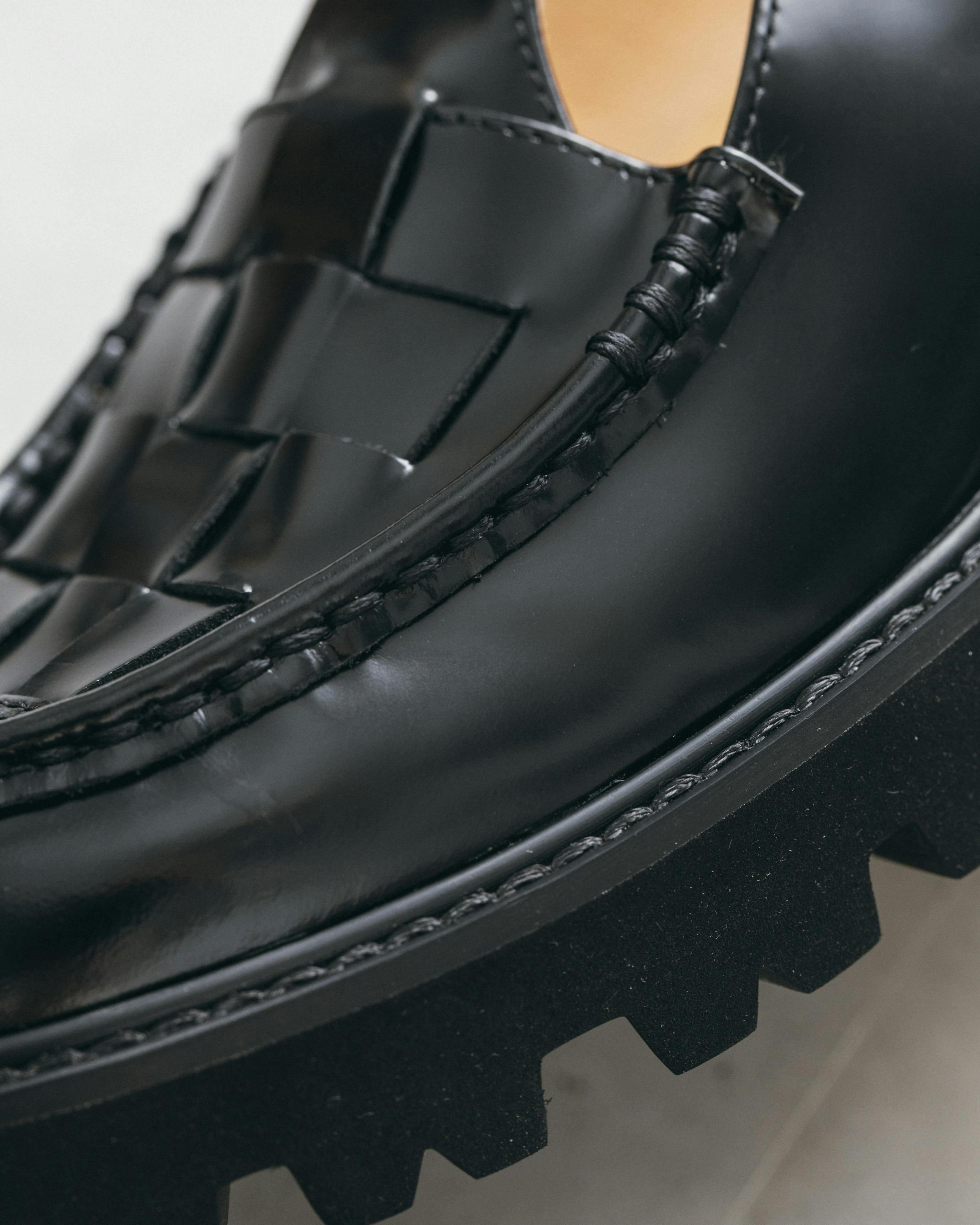 つま先踊る、大人の相棒」こだわりソールのTストラップシューズ / 牛革