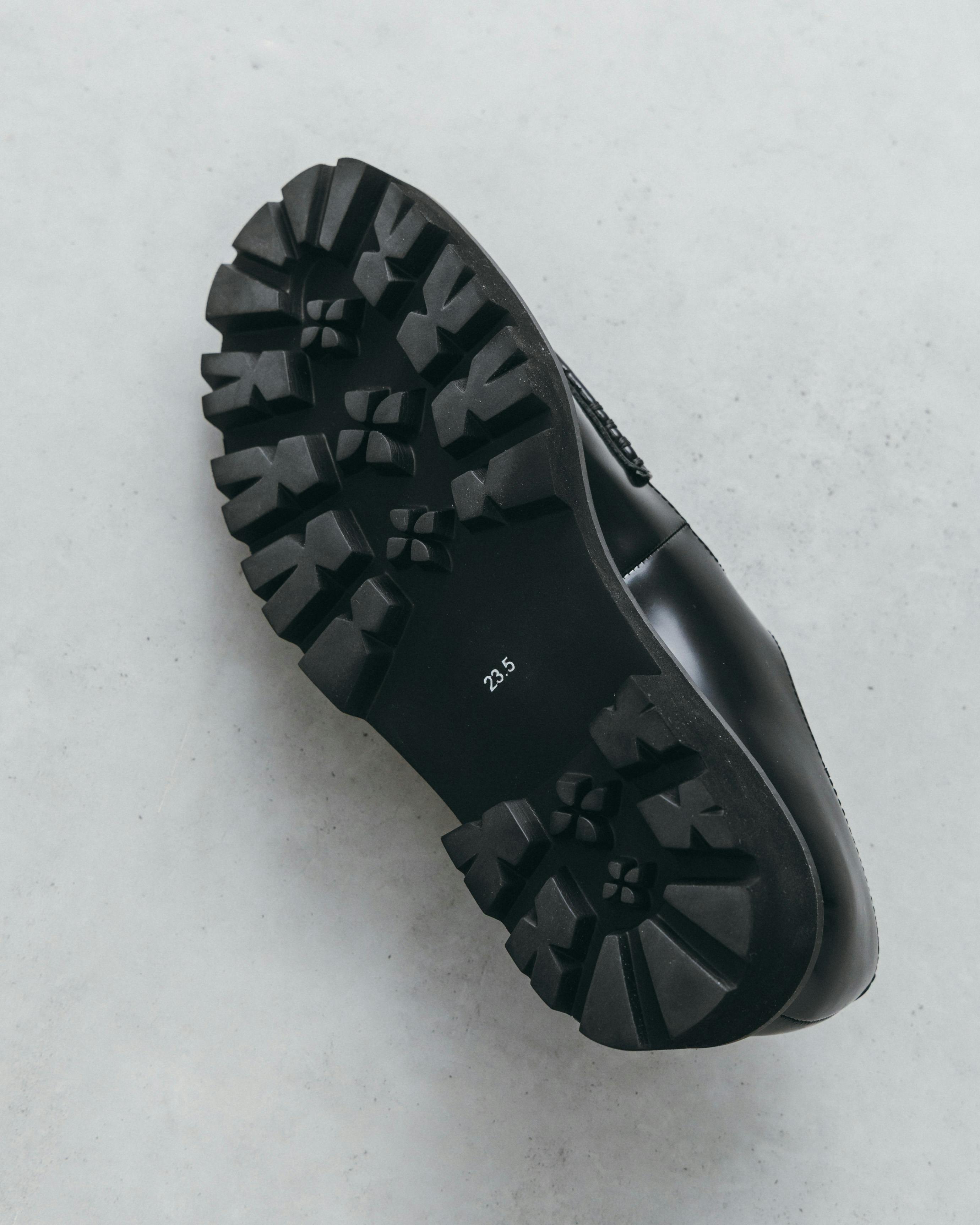 つま先踊る、大人の相棒」こだわりソールのTストラップシューズ / 牛革