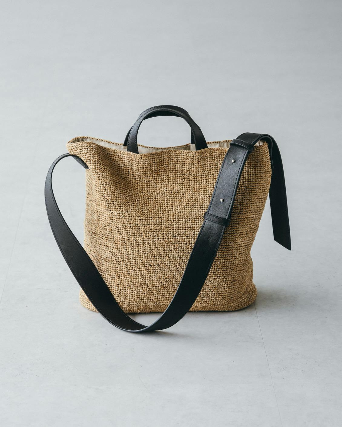 品よく、たっぷり」ラフィアのショルダートートバッグ - 北欧、暮らし